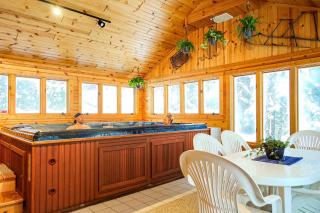 Creekside Chalet - Huge Indoor Spa - 0