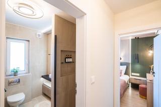 Hilltop Jakuzzi Penthouse - 9