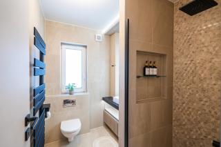 Hilltop Jakuzzi Penthouse - 8