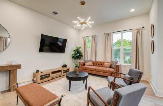 Chic & Central 3BD Townhouse, Mins to DT & Midtown - 9