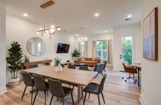 Chic & Central 3BD Townhouse, Mins to DT & Midtown - 5