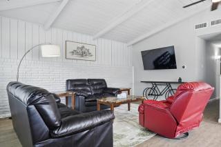 Charming 3-Bed/2-Bath Hidden Gem w Yard (Sleeps 6) - 9