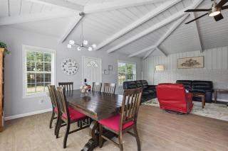 Charming 3-Bed/2-Bath Hidden Gem w Yard (Sleeps 6) - 4
