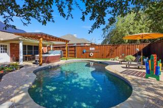 4BR Near AT&T Stadium | Pool, MiniGolf, Cinema - 9