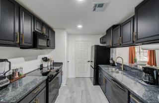 5-BD, 2-BA Tranquil Retreat ft Jacuzzi & Playground - 4