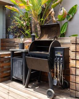 NEW Highland Park Bungalow - Fire Pit and Traeger - 4