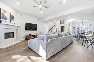 Luxury Backyard Pool & Patio Oasis 4-BD 2-BA - 8