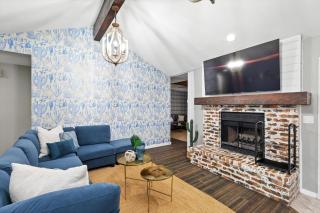 4BD/2BA Bohemian x Southern Getaway w Pool+Cinema - 2