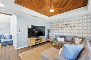 4BD/2BA Bohemian x Southern Getaway w Pool+Cinema - 5