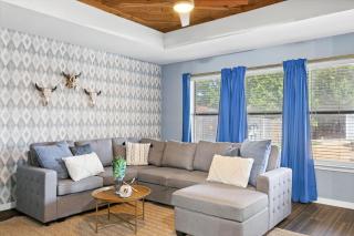 4BD/2BA Bohemian x Southern Getaway w Pool+Cinema - 4