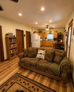 Deep Woods Cabin 2BD 1BA Grill, Firepit, Private Forest, Pet Friendly 4PP - 4