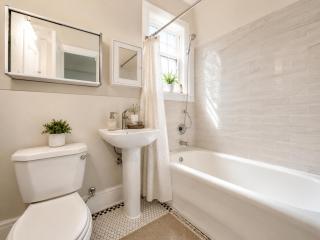2-Bedroom West End Retreat Walk to Beach, Robson and Denman - 1