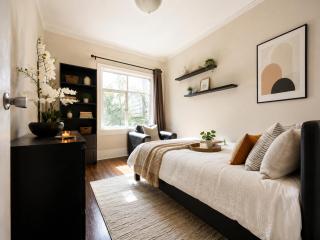 2-Bedroom West End Retreat Walk to Beach, Robson and Denman - 4