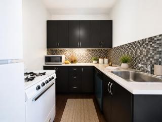 2-Bedroom West End Retreat Walk to Beach, Robson and Denman - 3
