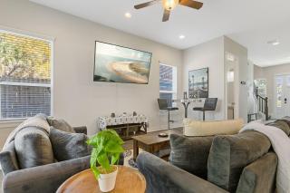 Jax Beach 4BR Kid Friendly House - Sleeps 8 - Hot Tub, Arcade, Fenced Yard, Mayo Clinic - 3