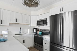 Ocean view renovated condo with balcony - 4