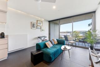 Lake View 1-Bed Apartment Canberra Centre - 0