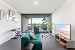 Lake View 1-Bed Apartment Canberra Centre - 8