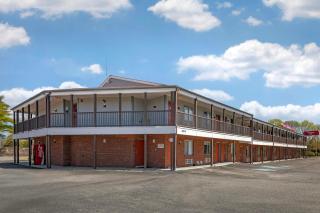 Red Roof Inn & Suites Swansea - 7