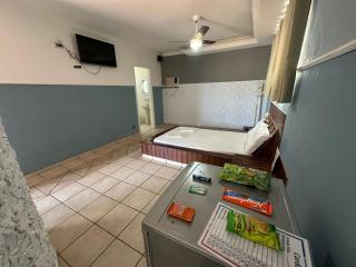 Johnnys hotel motel - 5