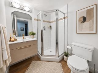 Open-Plan 2BR in Yaletown Full Amenities Near SkyTrain and Seawall - 2