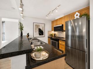 Open-Plan 2BR in Yaletown Full Amenities Near SkyTrain and Seawall - 3