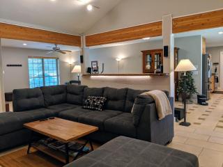 3BR Near Domain, Parking, Fast WiFi, Spacious - 5