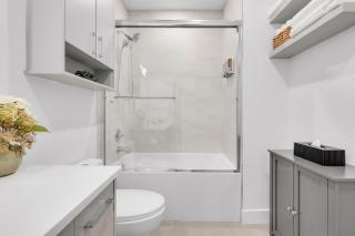Modern Coastal Suite 900sqft Close to Beaches - 9