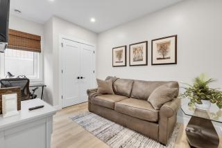 Modern Coastal Suite 900sqft Close to Beaches - 4