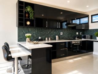 Movic's Modern Airbnb - 8