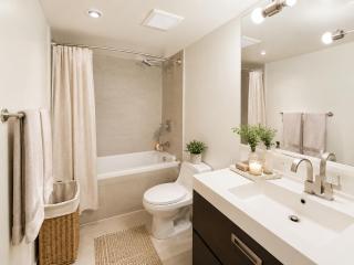 3BR Yaletown Condo Seawall and Restaurants at Your Door - 1