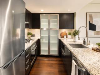 3BR Yaletown Condo Seawall and Restaurants at Your Door - 2