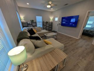 Spacious 3BR w Large Living Area & Fast WiFi - 7
