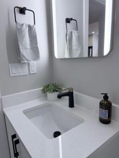 Private Modern Retreat in the NW - 12 mins to Airport - Near Shops - Easy Banff Access - 4