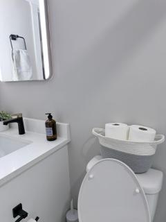 Private Modern Retreat in the NW - 12 mins to Airport - Near Shops - Easy Banff Access - 5