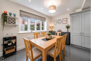 Modern Stay Near Gatwick - Work & Long Stays Welcome - 1