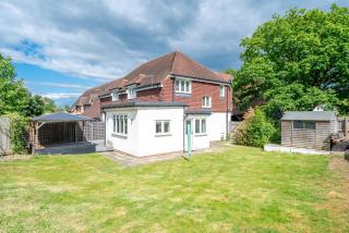 Modern Stay Near Gatwick - Work & Long Stays Welcome - 1