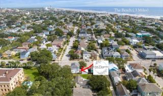 White Magnolia Galveston - Indoor Hot Tub, Bikes, Walk to Beach - 8