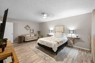 Lovely 4BR Home with Spacious Yard and Comfort Stay - 7