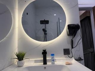 Aesthetic Fireplace 1 bed Apartment in F10 - Perfect for Solo Travelers - 7