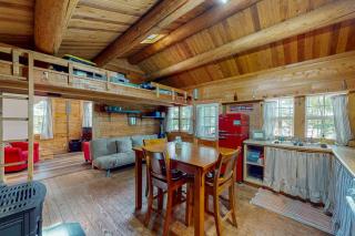 Lazy Lumberjack Lakeside Cottage - 4