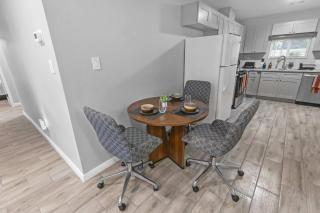 Spacious 4BR I Private backyard Sleeps 8 I Near NRG Med Center & DT - 8