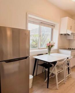 Modern Cozy Suite with AC near Metrotown Burnaby FIFA - 4