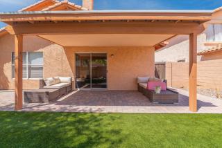 Desert Getaway Mountain Views and Backyard Lounge - 6