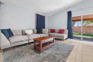 Desert Getaway Mountain Views and Backyard Lounge - 3