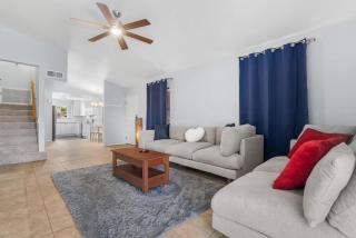 Desert Getaway Mountain Views and Backyard Lounge - 2