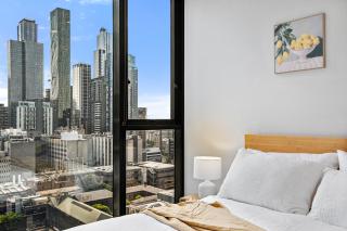 Skyline Serenity 2BR Apartment Melbourne CBD, Sky Gym & Pool - 3