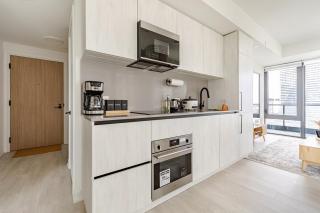 Toronto 2BR Condo with Lake & CN Tower Views & Free Parking - 4