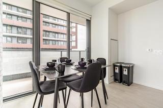 Toronto 2BR Condo with Lake & CN Tower Views & Free Parking - 1