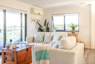 Skomer House - Sea Views & Central Waiheke Living - 0